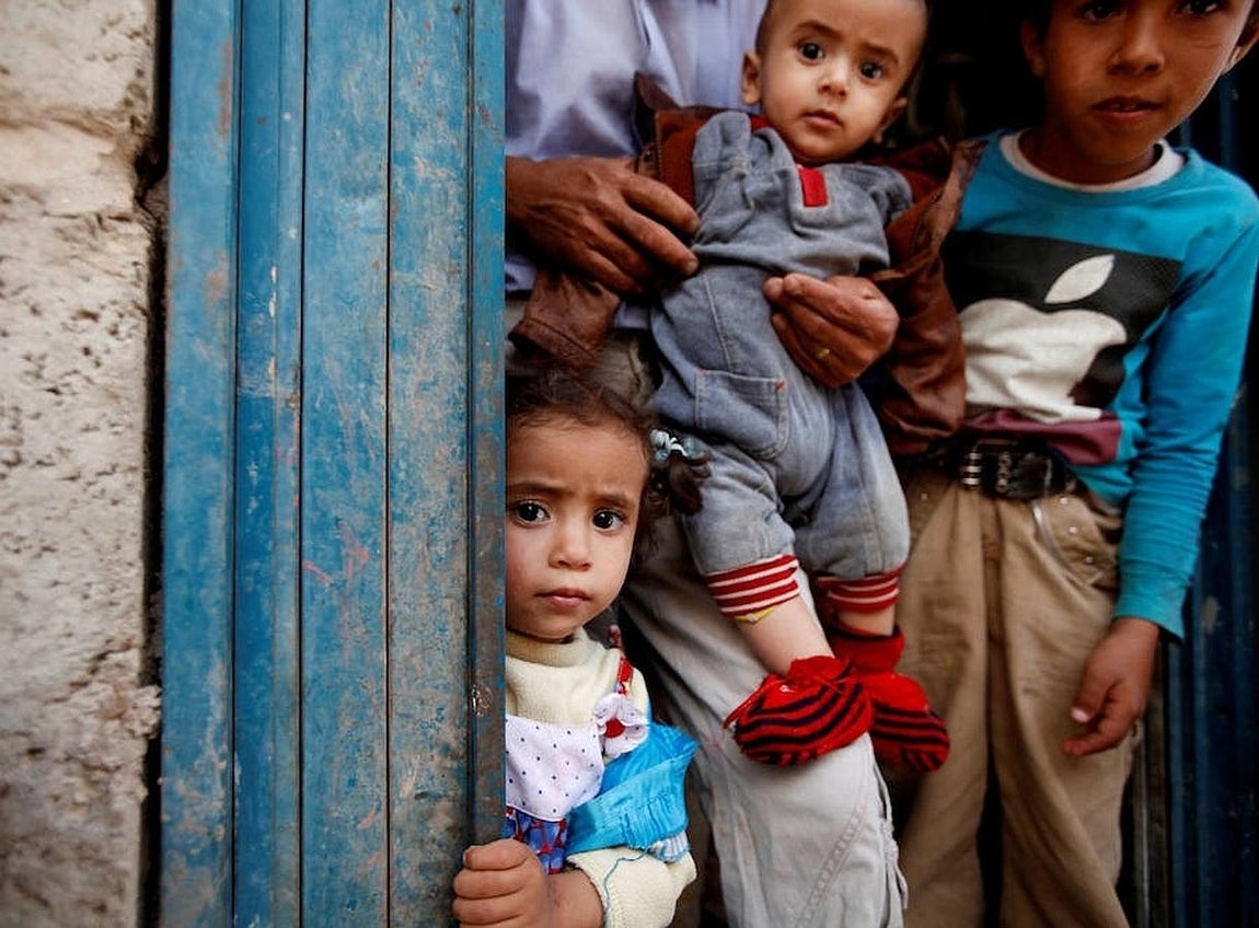 Más niños esperan por la vacuna de la polio en la capital de Yemen, Saná. 